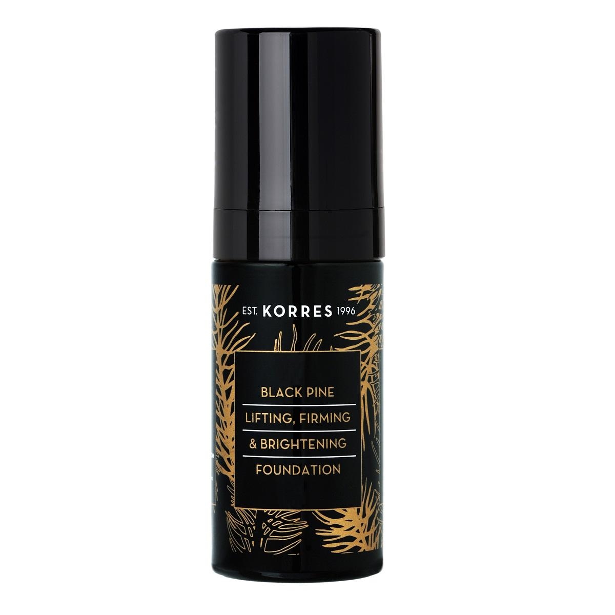 Schwarze Flasche Korres Black Pine Lifting, Firming & Brightening Foundation mit goldenen Verzierungen auf weißem Hintergrund.