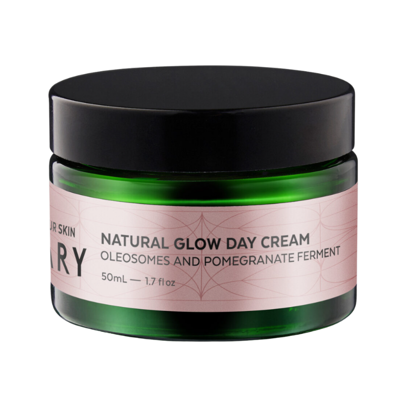 VOTARY-NATURAL-GLOW-DAY-CREAM_-OLEOSOMES-AND-POMEGRANATE-FERMENT-2_2 VOTARY Natural Glow Day Cream, 50ml, mit Oleosomen und Granatapferment in grünem Glasbehälter mit schwarzem Deckel.