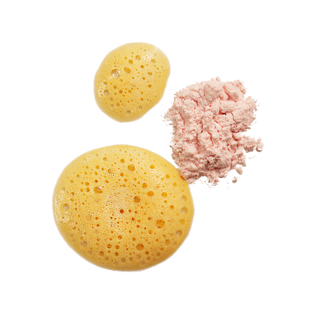 Enzyme-Vitamin-C-Cleanser-Powder-and-Droplet-Swatch-Transparent-BG Gelber Enzym-Vitamin-C-Reiniger in flüssiger und pulverisierter Form auf transparentem Hintergrund.
