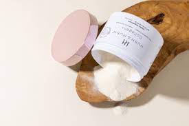 download-1sPTRZPB3D8d8w Ein umgefallenes Kosmetikprodukt mit weißem Pulver auf einem Holzbrett.