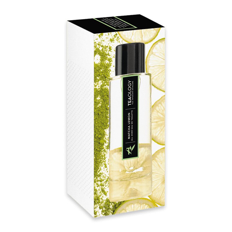 T50221-8050148502210-Matcha-Lemon-EDT-Astuccio-Alta_optimized Teology Matcha Lemon EDT in Verpackung mit Zitronenscheiben und Matcha-Pulver im Hintergrund.