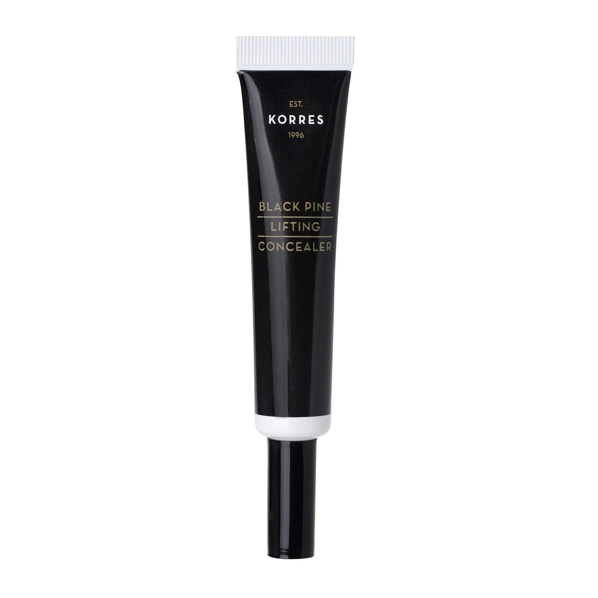 Schwarze Tube Korres Black Pine Lifting Concealer mit weißem Deckel auf weißem Hintergrund.