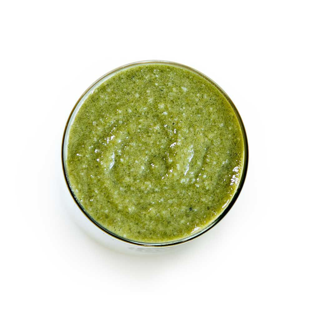 IWYN_BodyScrub_Minze_KP14_M01_LOW Grünes Körperpeeling in einer runden Schale, Ansicht von oben.