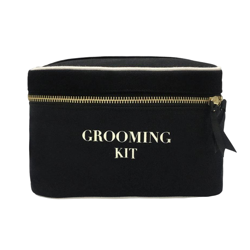 Grooming-Kit-Box-Main-PhotoRoom-PhotoRoom Schwarzes Grooming-Kit mit goldfarbenem Reißverschluss und Aufschrift 'GROOMING KIT' in weißer Schrift.