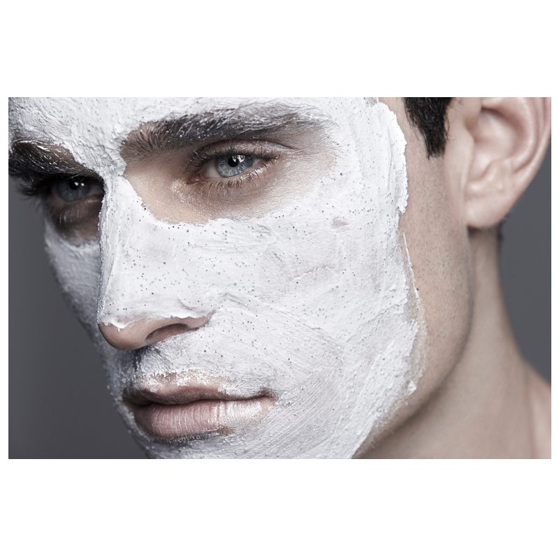 Nahaufnahme eines Mannes mit einer weißen Gesichtsmaske.