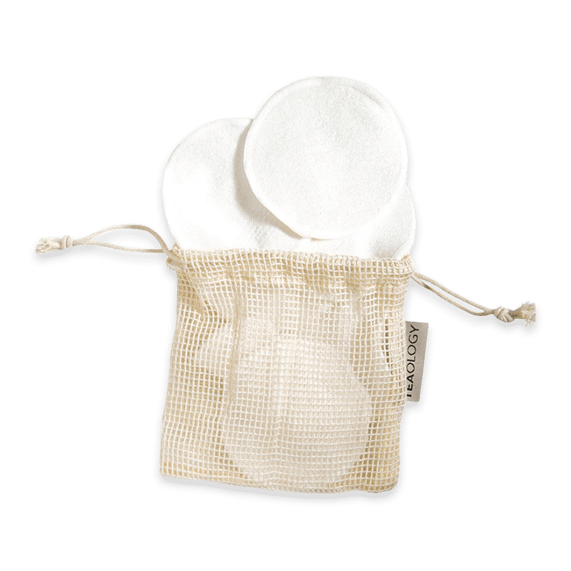 teaology-7-pack-reusable-cotton-pads_optimized Wiederverwendbare Baumwollpads von Teaology in einem Netzbeutel.