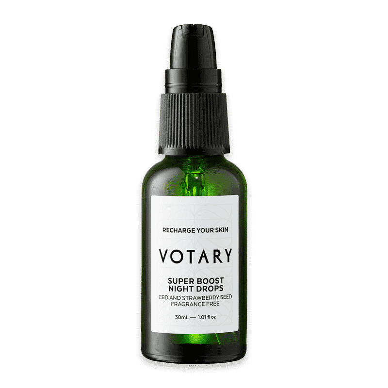 Super-Boost-Night-Drops_optimized Eine Flasche Votary Super Boost Night Drops, 30ml, mit CBD und Erdbeersamenöl, duftfrei.