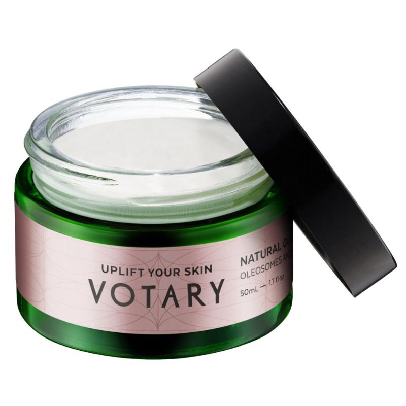 VOTARY-NATURAL-GLOW-DAY-CREAM_-OLEOSOMES-AND-POMEGRANATE-FERMENT-1_2 VOTARY Natural Glow Day Cream, 50ml, mit Oleosomen und Granatapferment, in einem grünen Glasbehälter mit schwarzem Deckel.