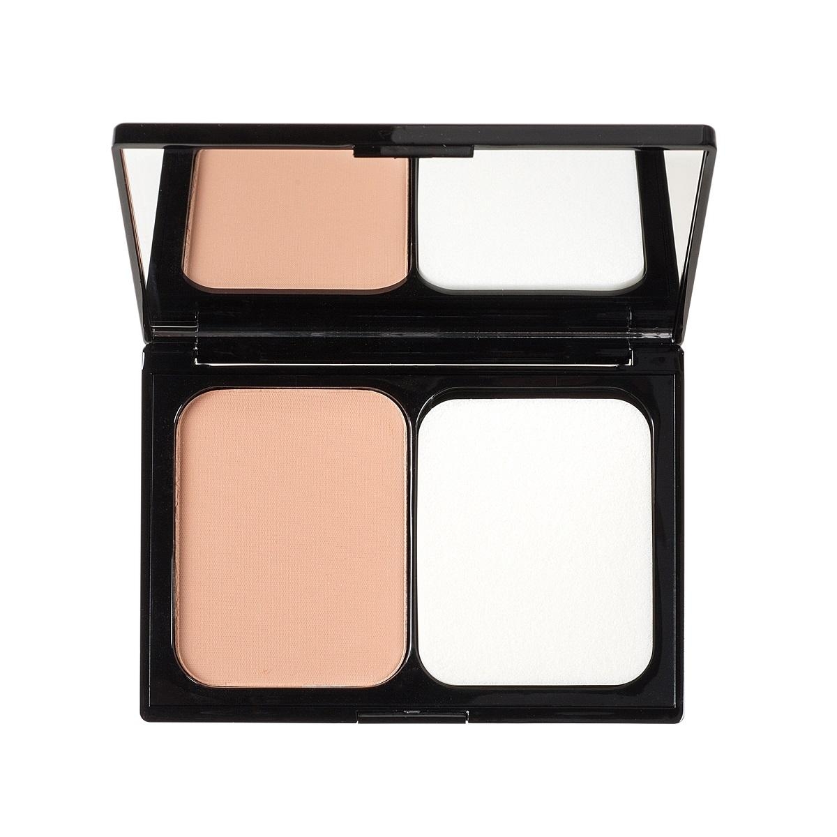 image_121977_1 Offene Puderdose mit zwei Fächern, eines mit beigem Puder und das andere mit weißem Puder, vor weißem Hintergrund.