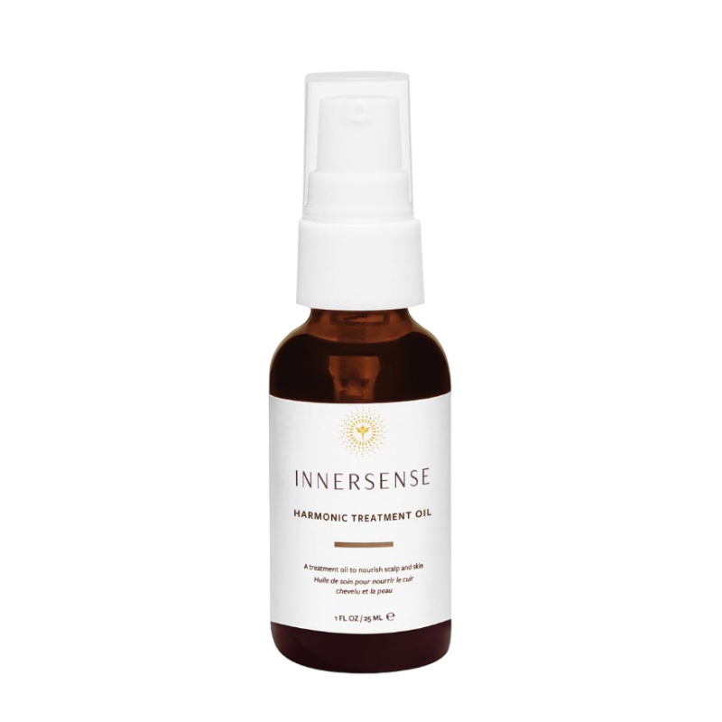 INNERSENSE-HARMONIC-TREATMENT-OIL Braune Flasche Innersense Harmonic Treatment Oil mit weißem Etikett und Sprühverschluss, 1 fl oz (30 ml).