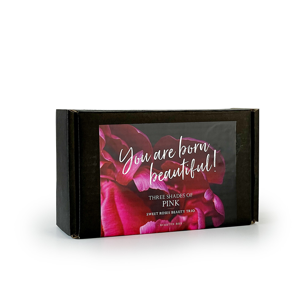 SP-BXR-FL_0010101392089_SweetRoses_01_LOW Schwarze Box mit der Aufschrift 'You are born beautiful! Three Shades of Pink - Sweet Roses Beauty Trio' und einem Bild von rosa Rosen.