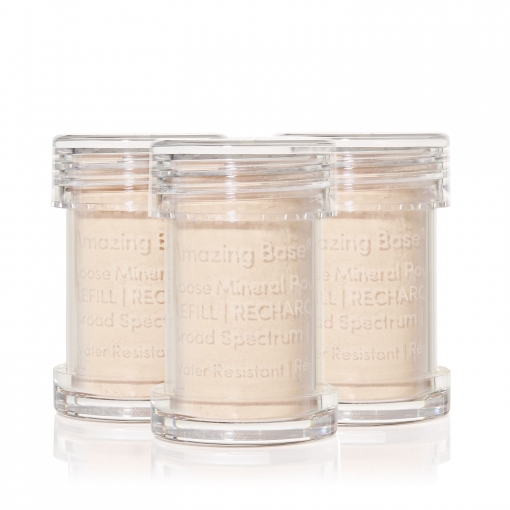 Drei durchsichtige Behälter mit losem Mineralpuder, beschriftet mit 'Amazing Base Loose Mineral Powder Refill'.