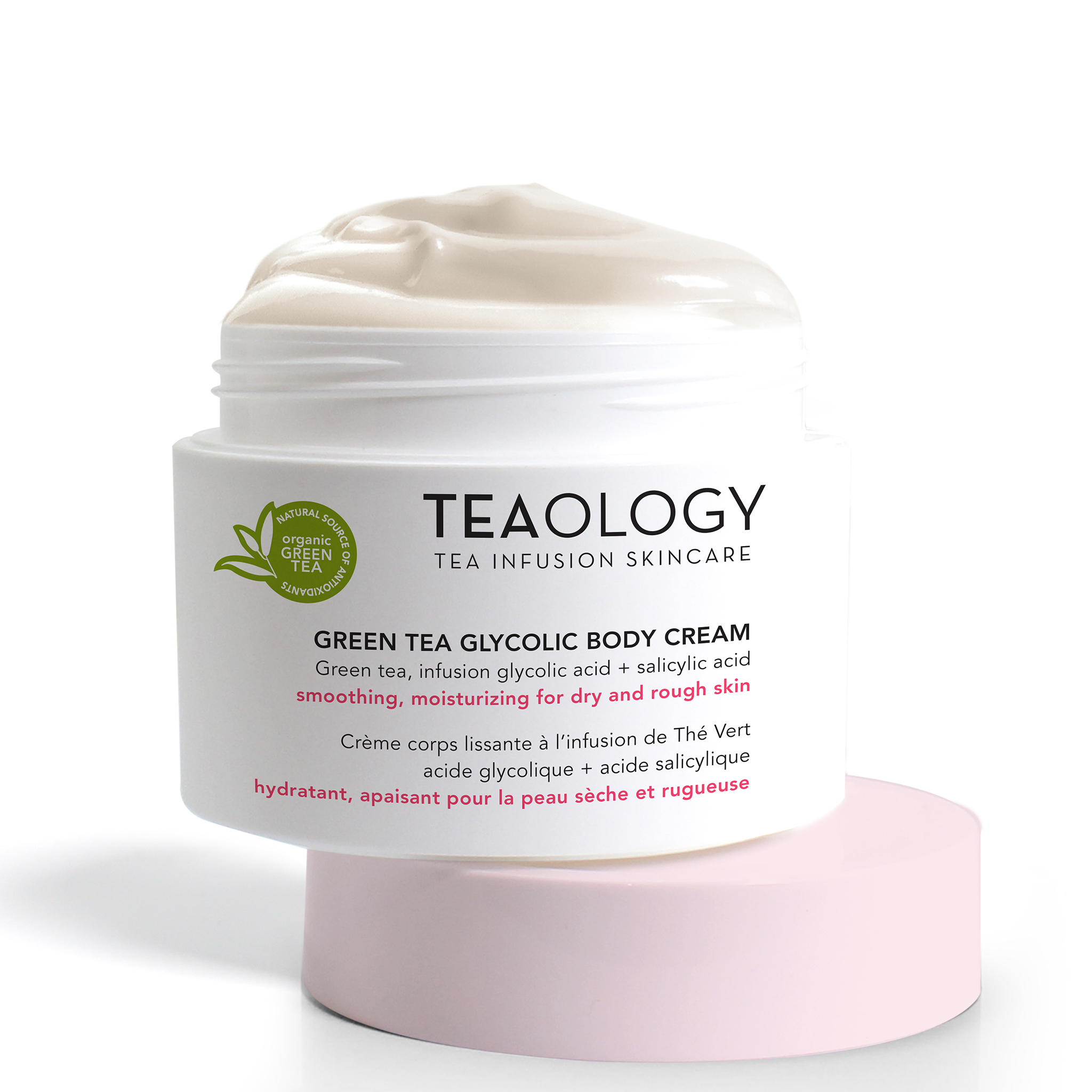 TEAOLOGY Green Tea Glycolic Body Cream auf rosa Sockel, feuchtigkeitsspendend und glättend für trockene und raue Haut.