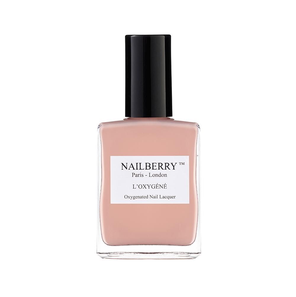 image_111523_1 Nagellackflasche von Nailberry in der Farbe Nude, mit schwarzem Deckel und weißem Etikett.