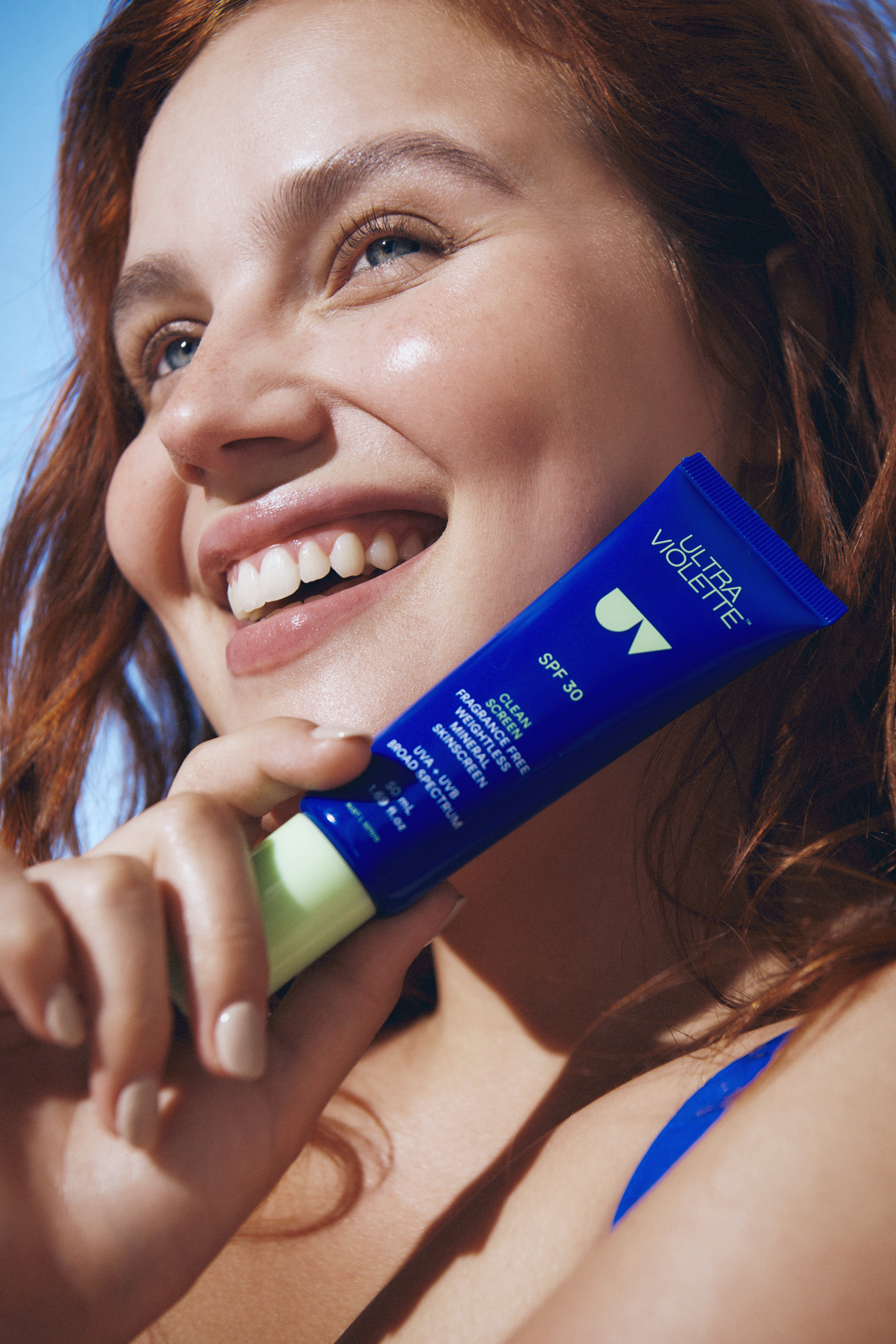 201207_ULTRAVIOLETTE_03_0463 Frau hält Ultra Violette SPF 30 Creme, lächelt in die Kamera.