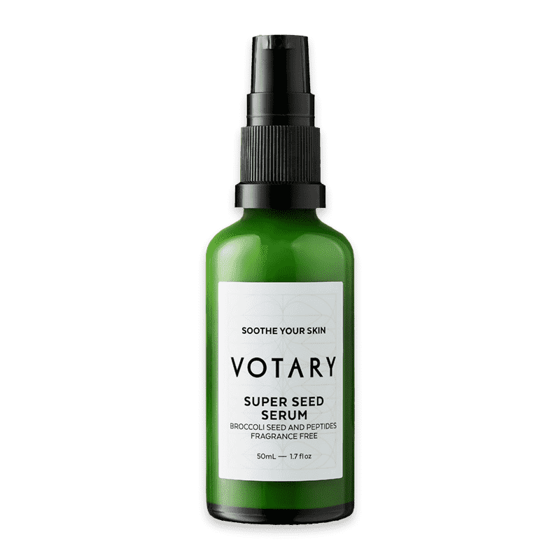Grüne Flasche Votary Super Seed Serum, 50ml, mit schwarzem Sprühkopf und weißem Etikett.