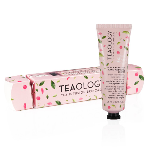12086807 TEAOLOGY Hand- und Nagelcreme mit schwarzem Rosentee, 75 ml Tube vor der Verpackung mit rosa und grünen Blättern.