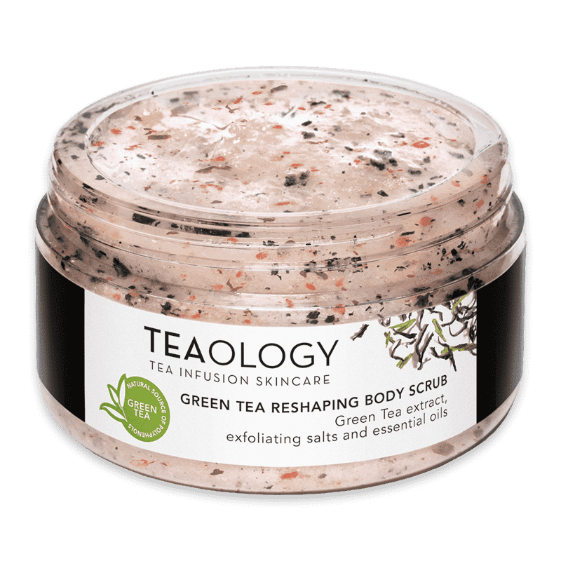 Ein Glasbehälter mit Teaology Green Tea Reshaping Body Scrub, enthält grünen Tee, Salze und ätherische Öle.