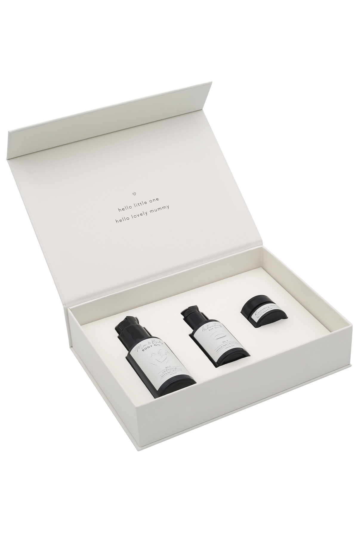 Offene weiße Geschenkbox mit drei Kosmetikprodukten für Mutter und Baby.