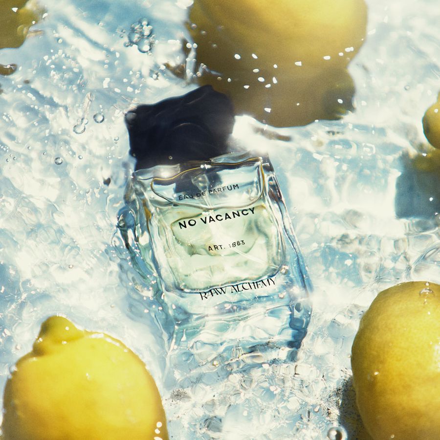 D6AEF688-392A-44D8-9BCE-11ACA0D6141E Parfümflasche 'No Vacancy' von Raw Lucifian im Wasser mit Zitronen.