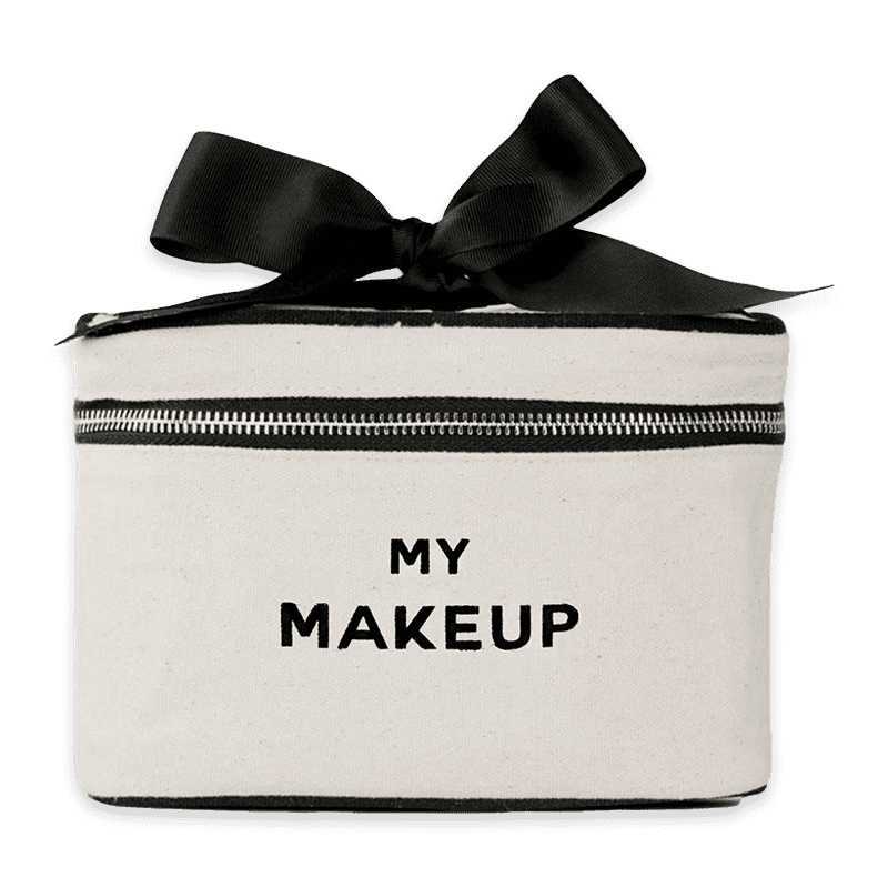bag-all-make-up-box-natur_1_optimized Beige Make-up-Tasche mit schwarzem Reißverschluss und Schleife, Aufschrift 'MY MAKEUP'.