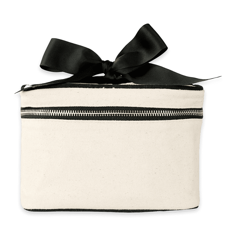 bag-all-beauty-box-klein-ohne-schrift-natur_1_optimized Kleine, naturfarbene Kosmetiktasche mit schwarzem Reißverschluss und schwarzer Schleife.